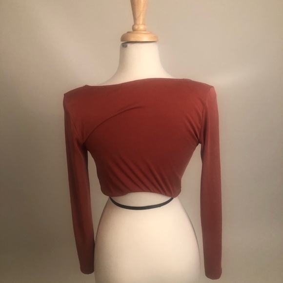 Basic top. - Picture 2 of 2